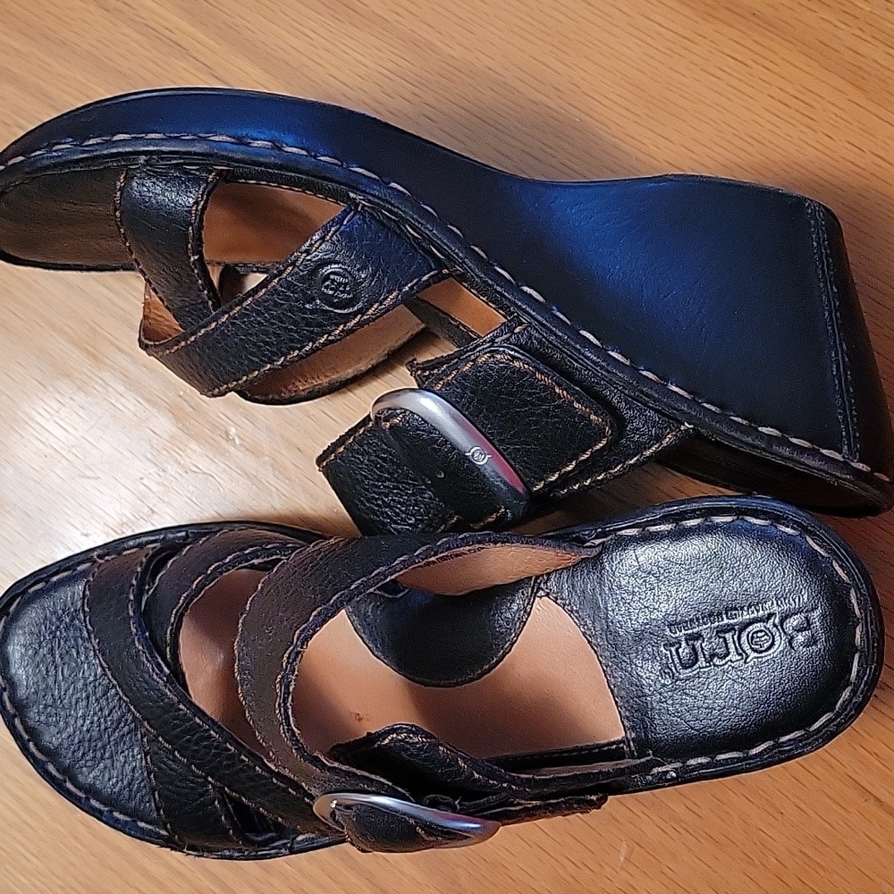 Born Sz 6. Black Sandals. Excellent Cond. Leather Upper & Lining